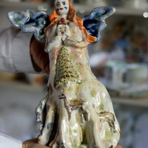 Biały anioł z sarenkami – wyjątkowa świąteczna dekoracja.