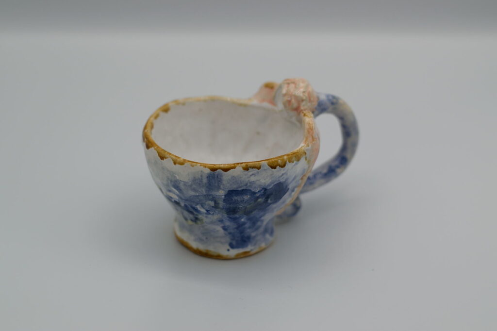 Mały kubek ceramiczny – niebieski z motywem skrzydeł