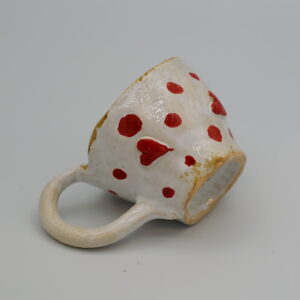 Mały ceramiczny kubek w serduszka.