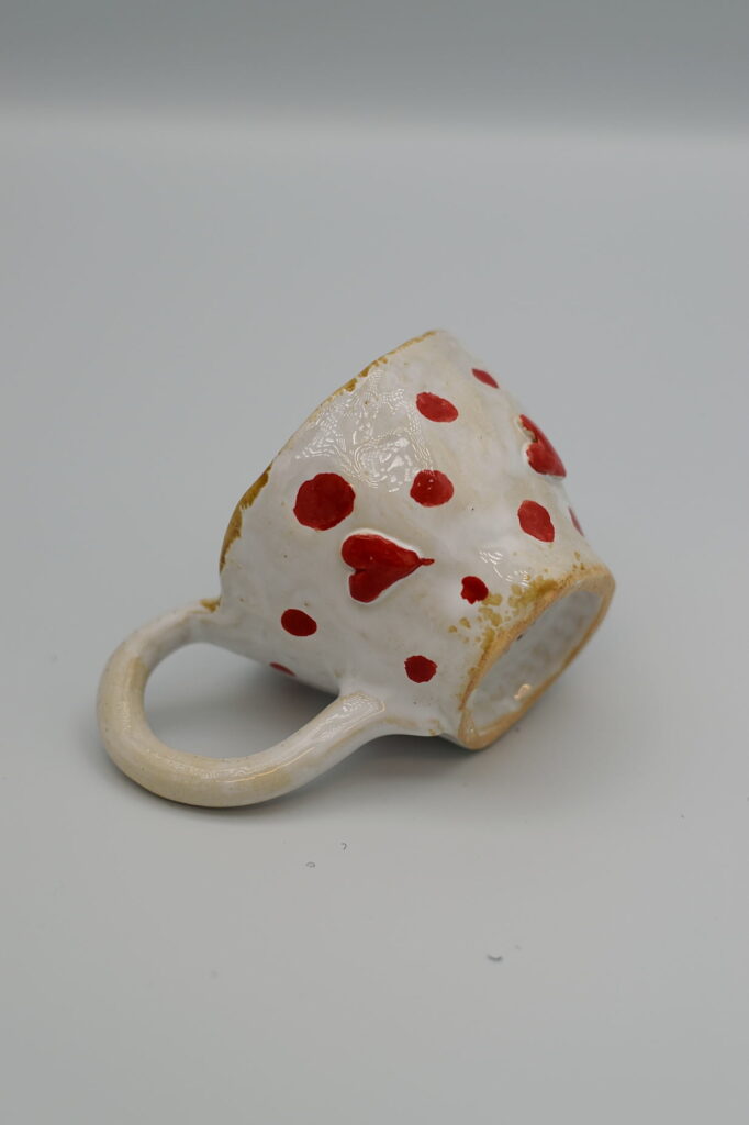 Mały ceramiczny kubek w serduszka.
