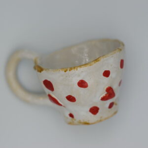 Mały, ceramiczny kubek na kawę w serca.