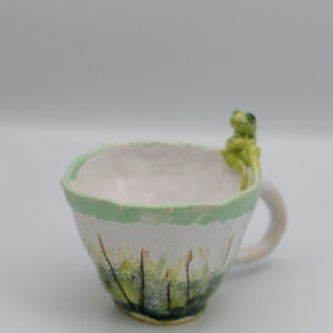 Mały, kubek ceramiczny na kawę z motywem żaby.