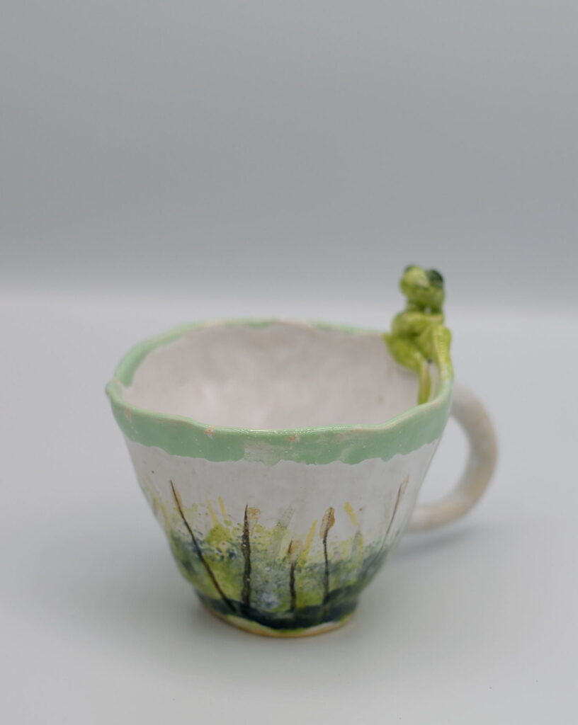 Mały, kubek ceramiczny na kawę z motywem żaby.