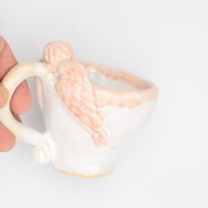 Mały kubek ze skrzydłami.