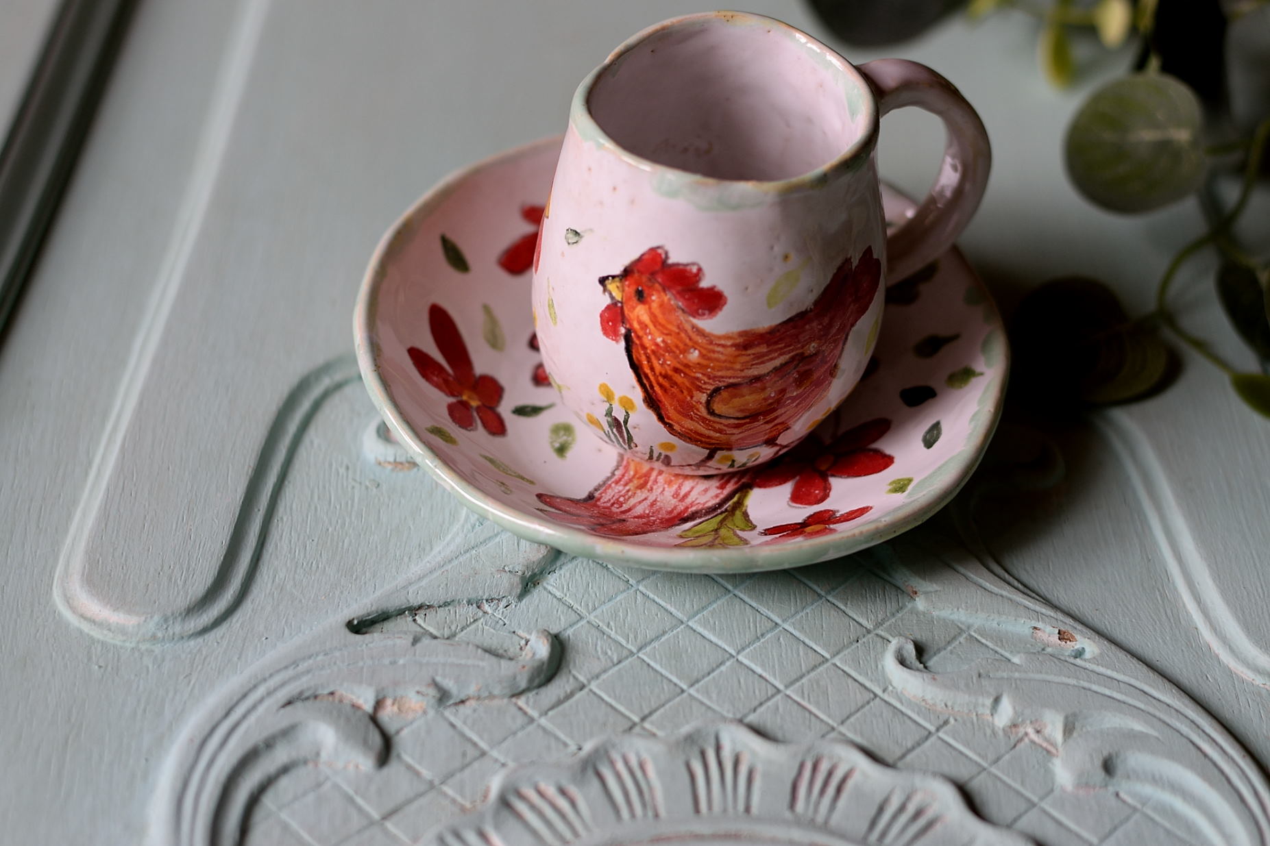 Różowa Kura – ręcznie malowany zestaw ceramiczny 150 ml (kubek + spodek)