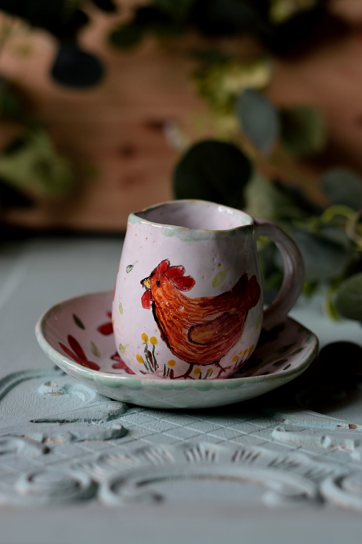 Różowa Kura – ręcznie malowany zestaw ceramiczny 150 ml (kubek + spodek) - obrazek 2