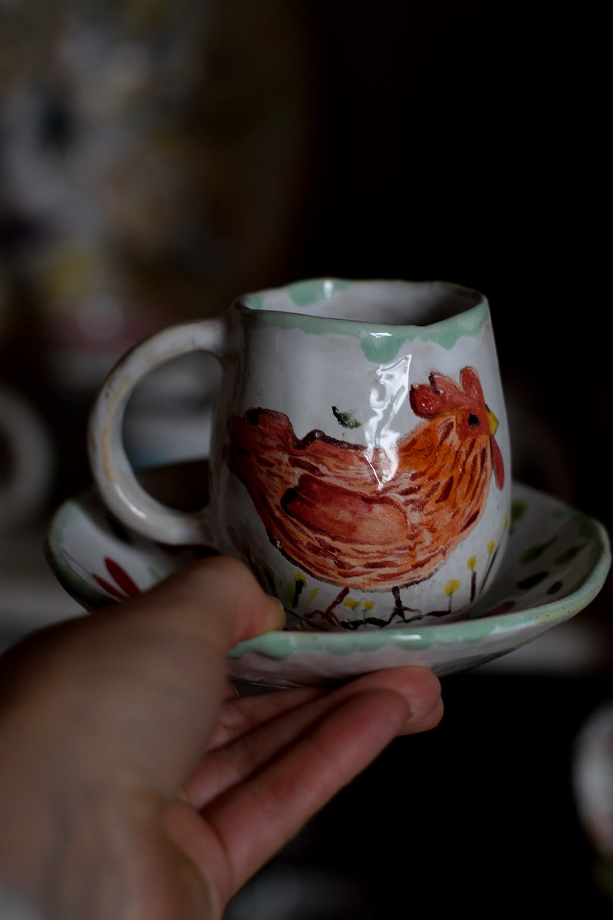 Różowa Kura – ręcznie malowany zestaw ceramiczny 150 ml (kubek + spodek) - obrazek 5