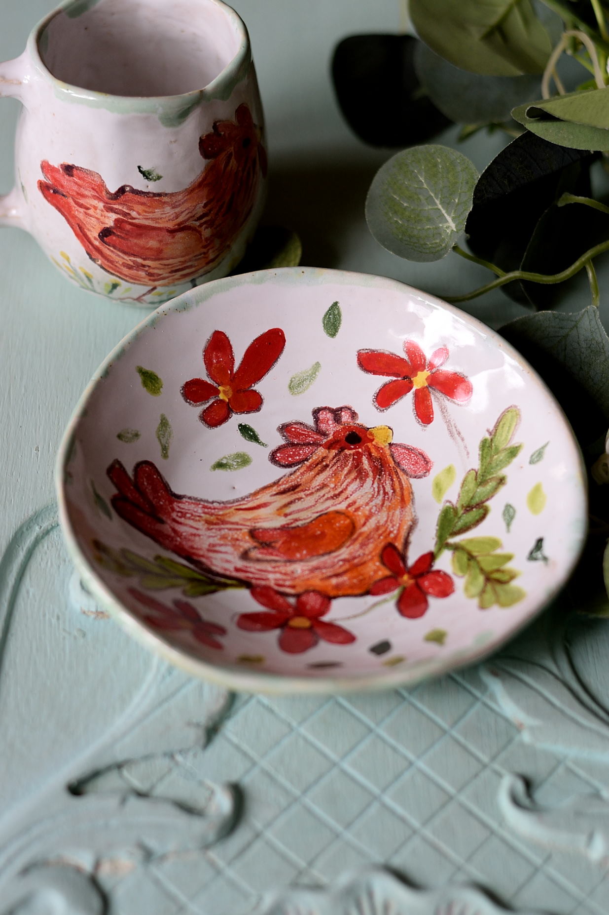 Różowa Kura – ręcznie malowany zestaw ceramiczny 150 ml (kubek + spodek) - obrazek 6