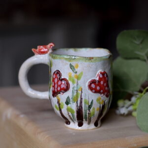 Ceramiczny kubek z sercem.