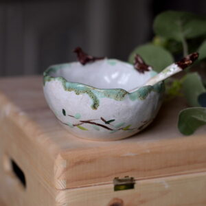 Urocza miseczka ceramiczna z ptaszkami i łyżeczką.