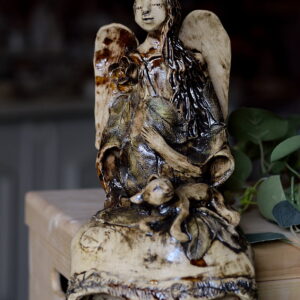 Ceramiczna rzeźba anioła opiekuna.