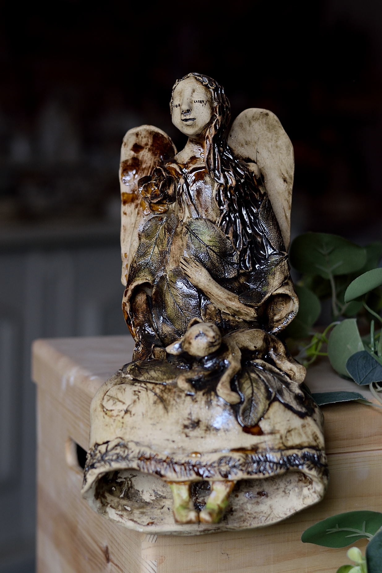 Ceramiczna rzeźba anioła opiekuna.