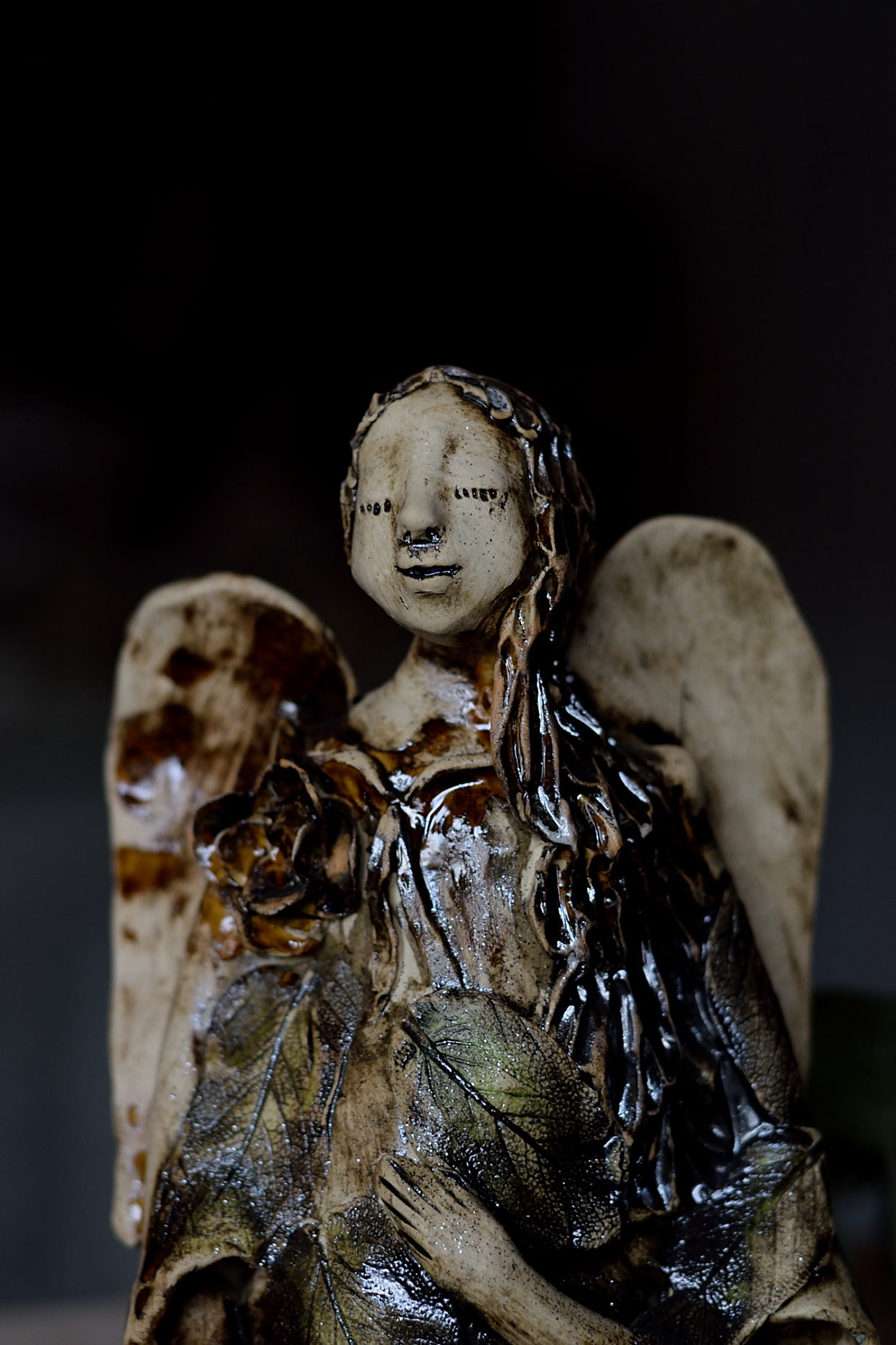 Ceramiczna rzeźba anioła opiekuna. - obrazek 2