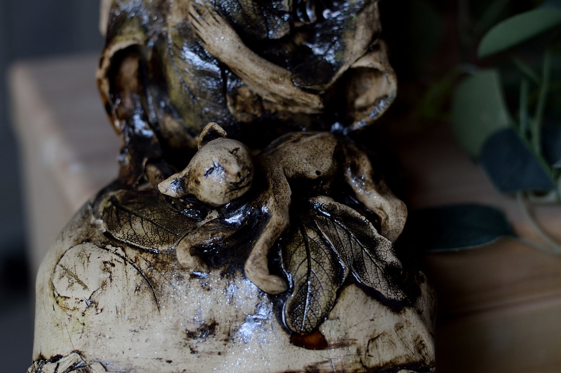 Ceramiczna rzeźba anioła opiekuna. - obrazek 3