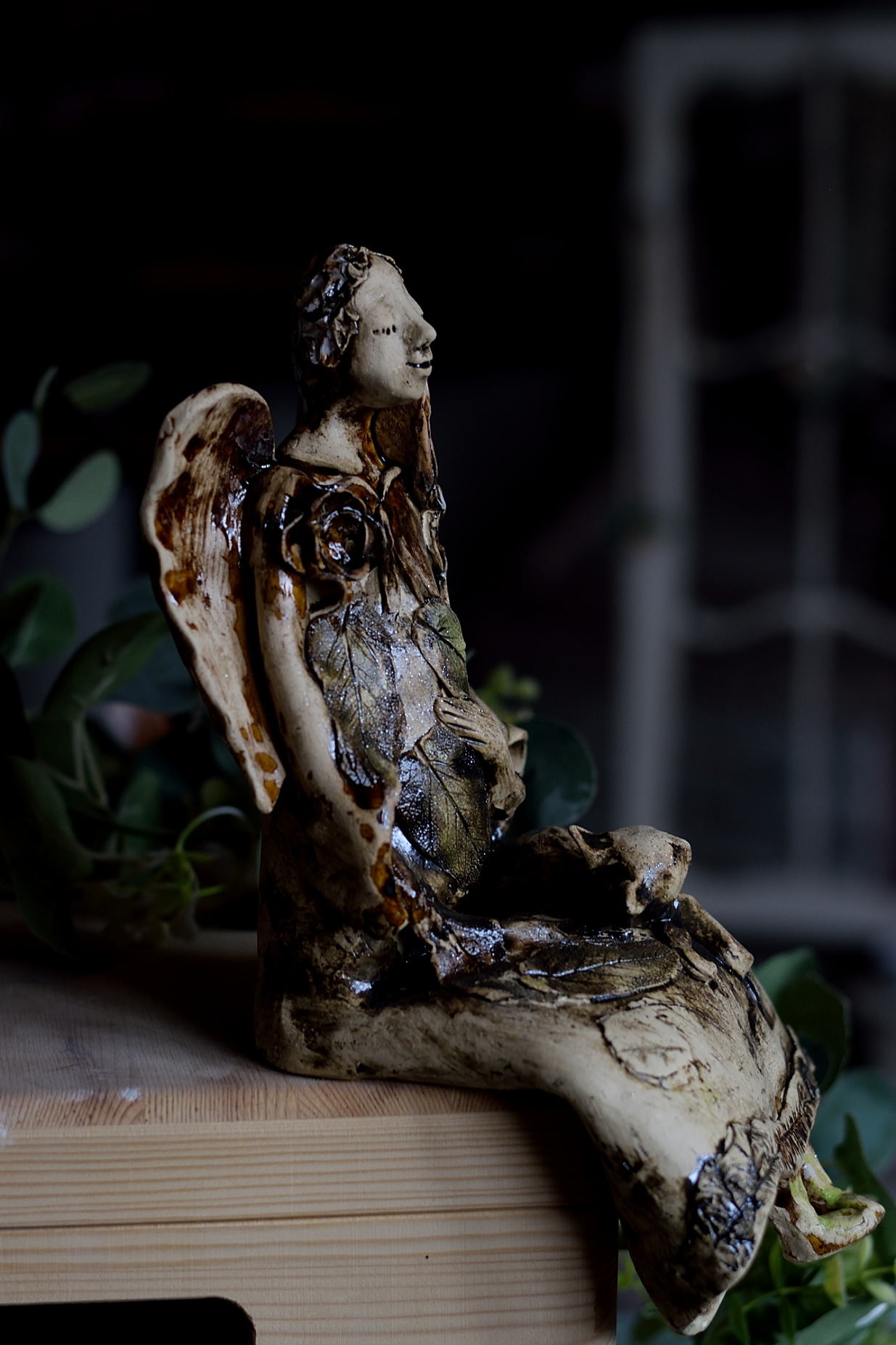 Ceramiczna rzeźba anioła opiekuna. - obrazek 4