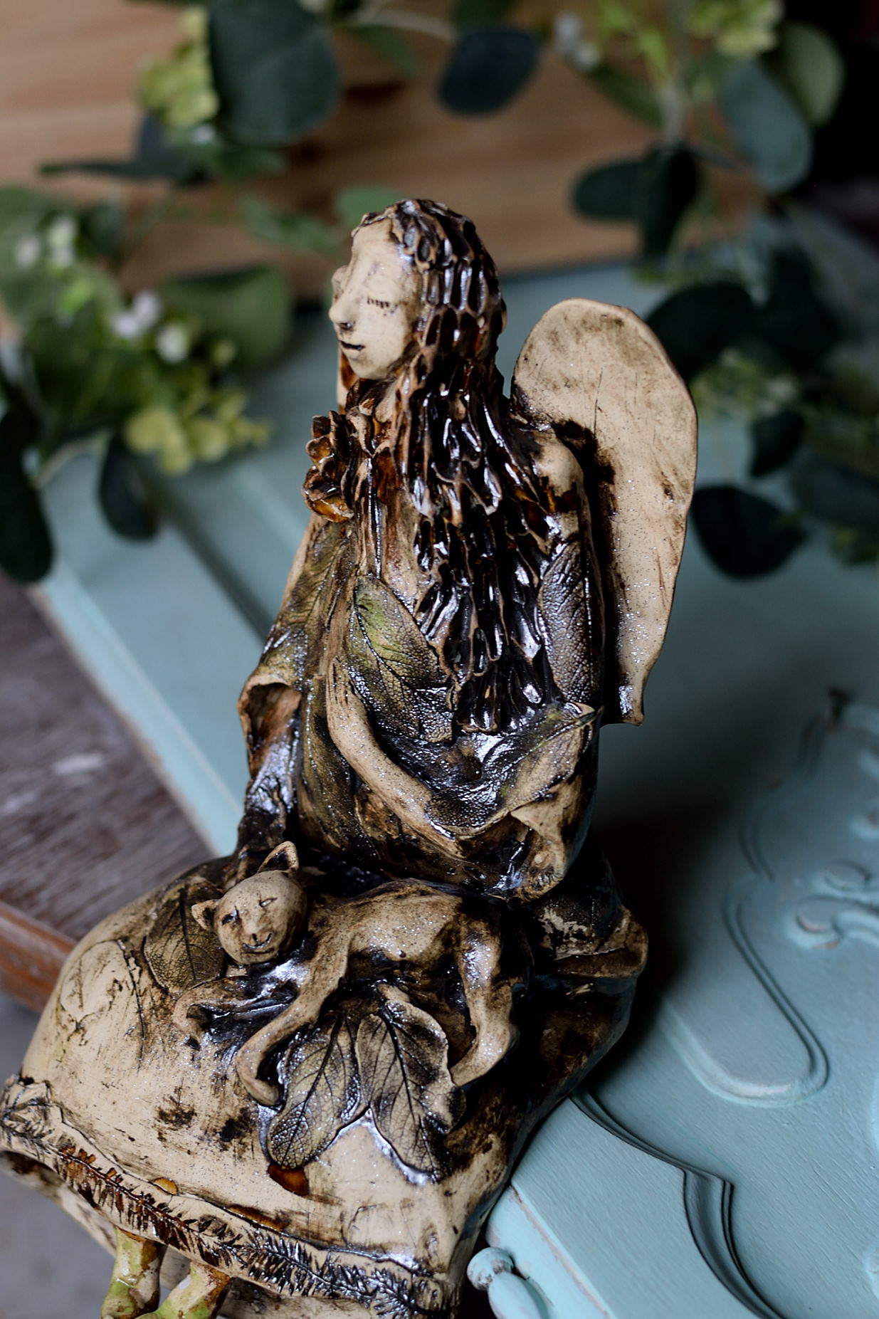 Ceramiczna rzeźba anioła opiekuna. - obrazek 5