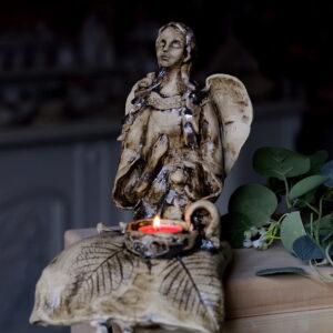 Anioł Beskidzki – rzeźba ceramiczna w stylu rustykalnym.