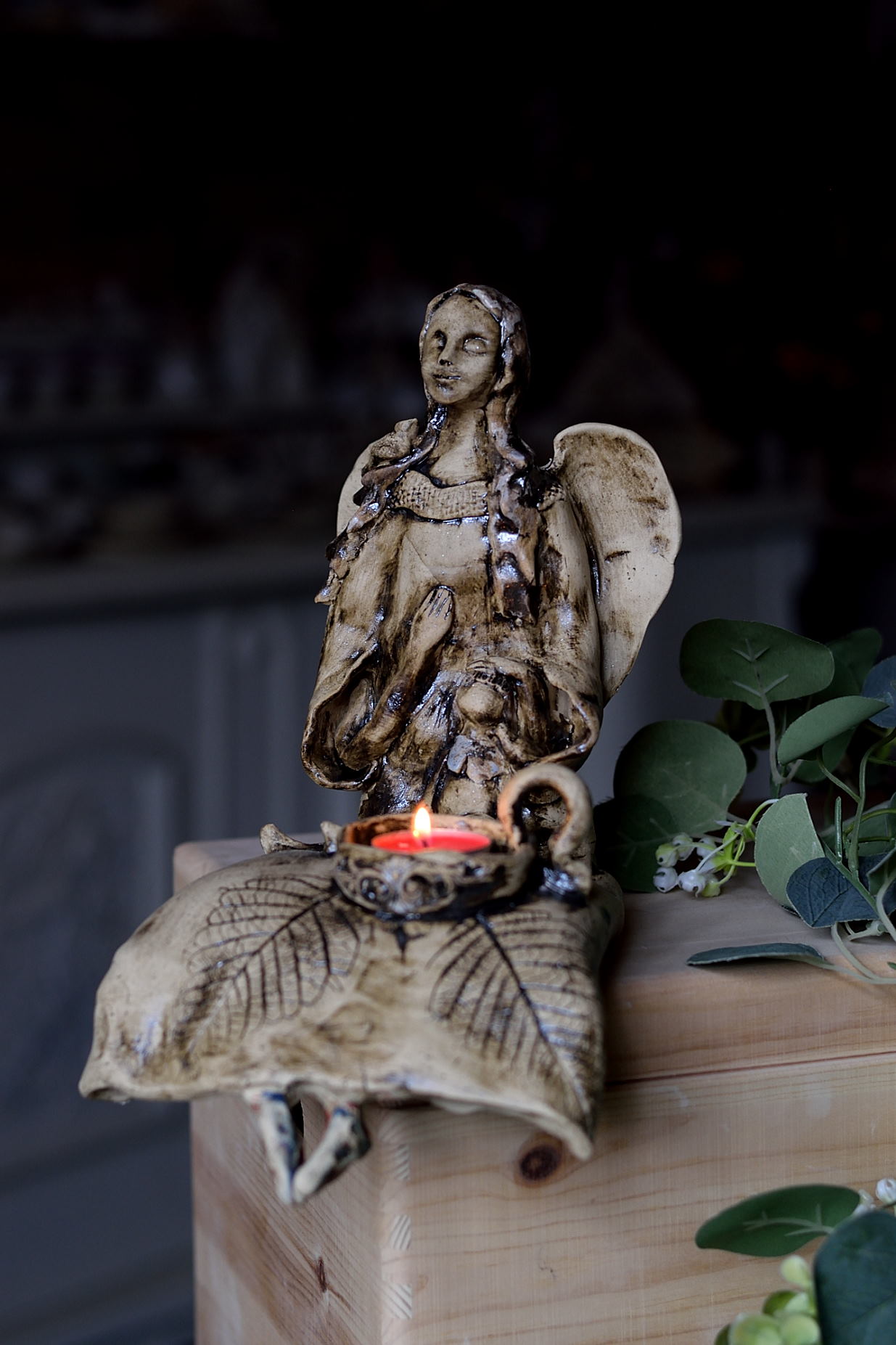 Anioł Beskidzki – rzeźba ceramiczna w stylu rustykalnym.