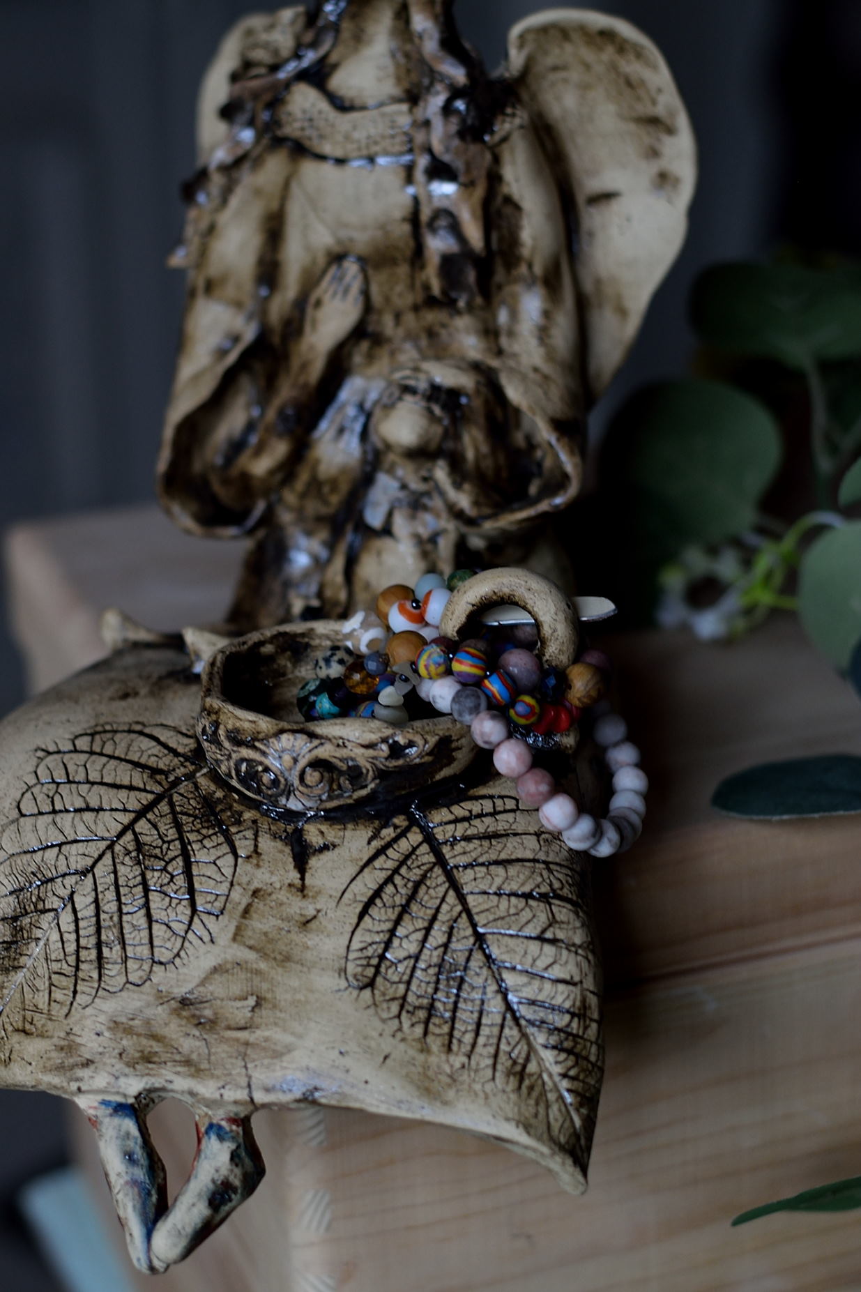 Anioł Beskidzki – rzeźba ceramiczna w stylu rustykalnym. - obrazek 3