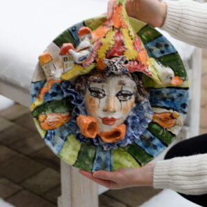 Maska ceramiczna - kompozycja symboliczna.