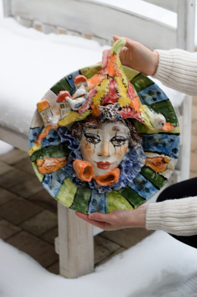 Maska ceramiczna - kompozycja symboliczna.