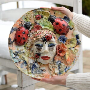 Maska ceramiczna z biedronkami.