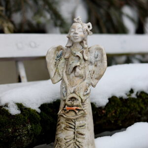 Anioł który mieszka blisko lasu.