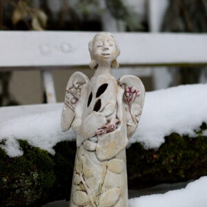 Figura anioła z ptakiem - opiekun.