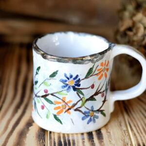Kubek ceramiczny w kwiatki.