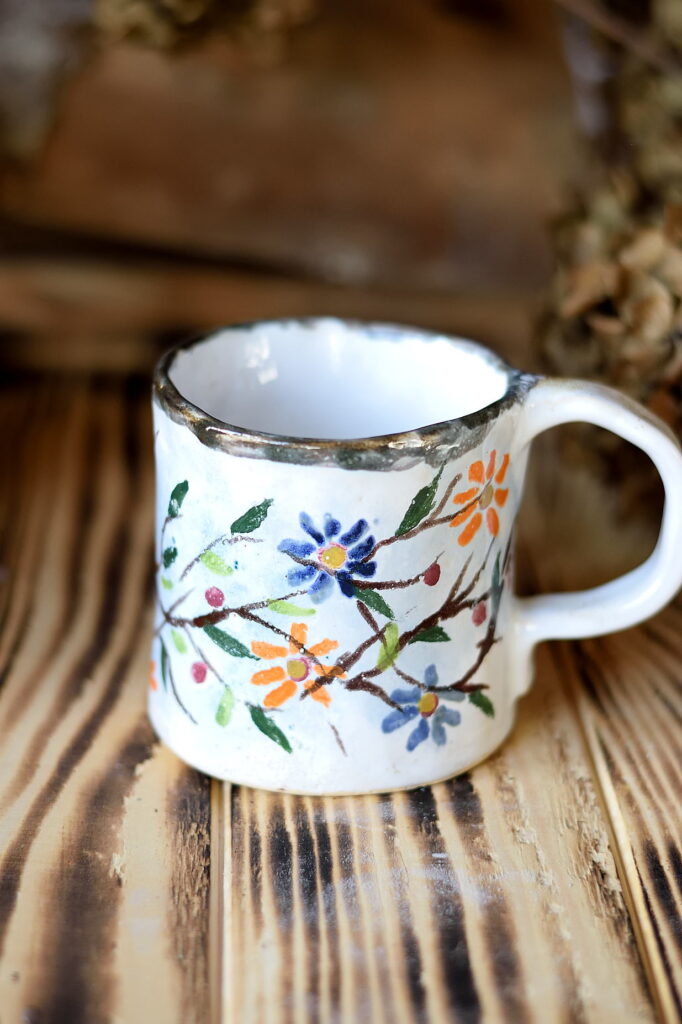 Kubek ceramiczny w kwiatki.
