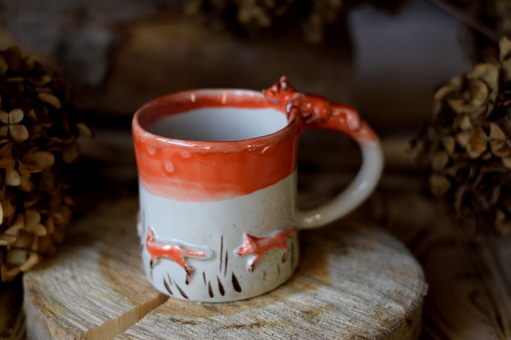 Kubek ceramiczny z liskiem.